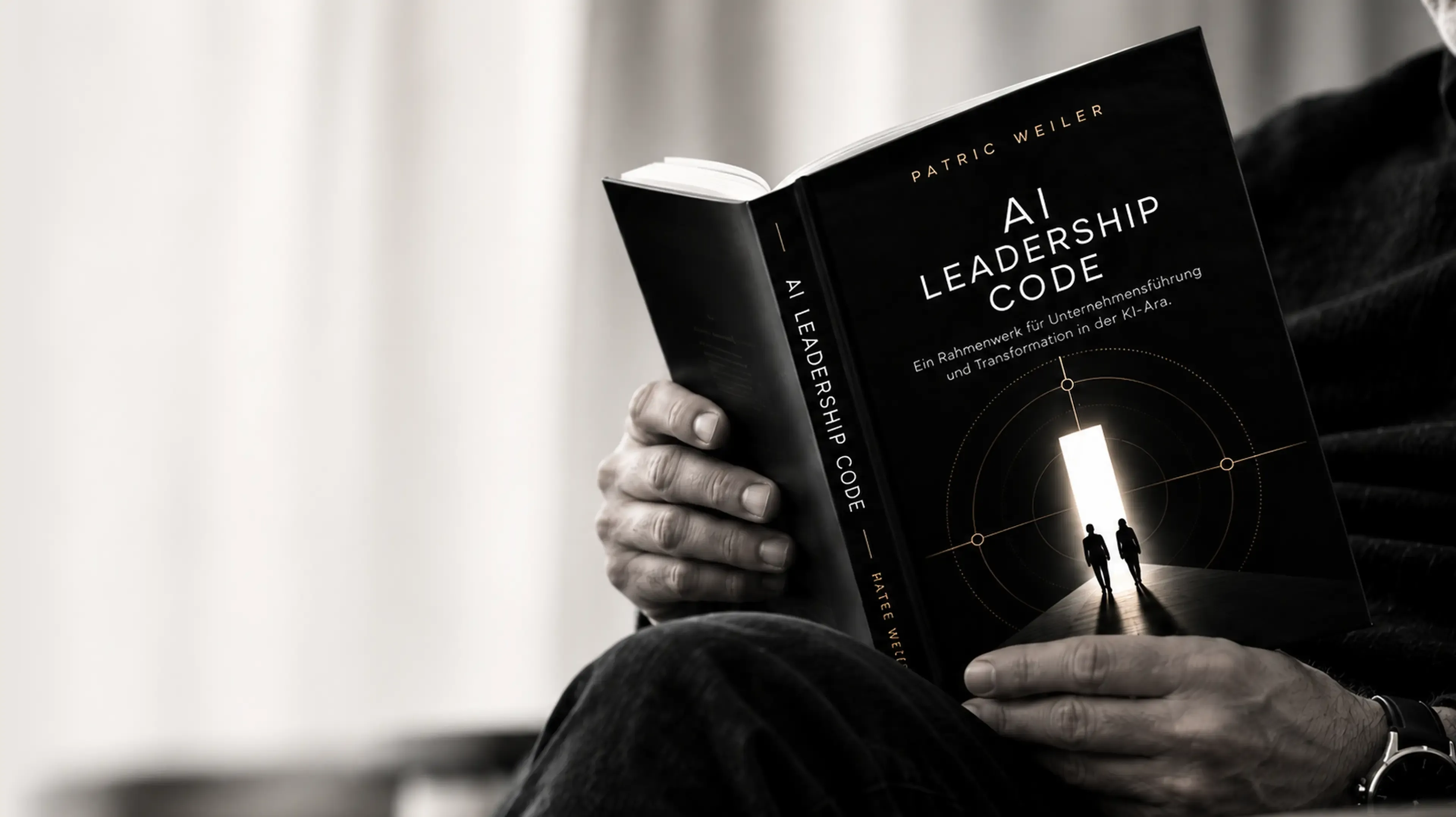 Eine Person liest den „AI Leadership Code“